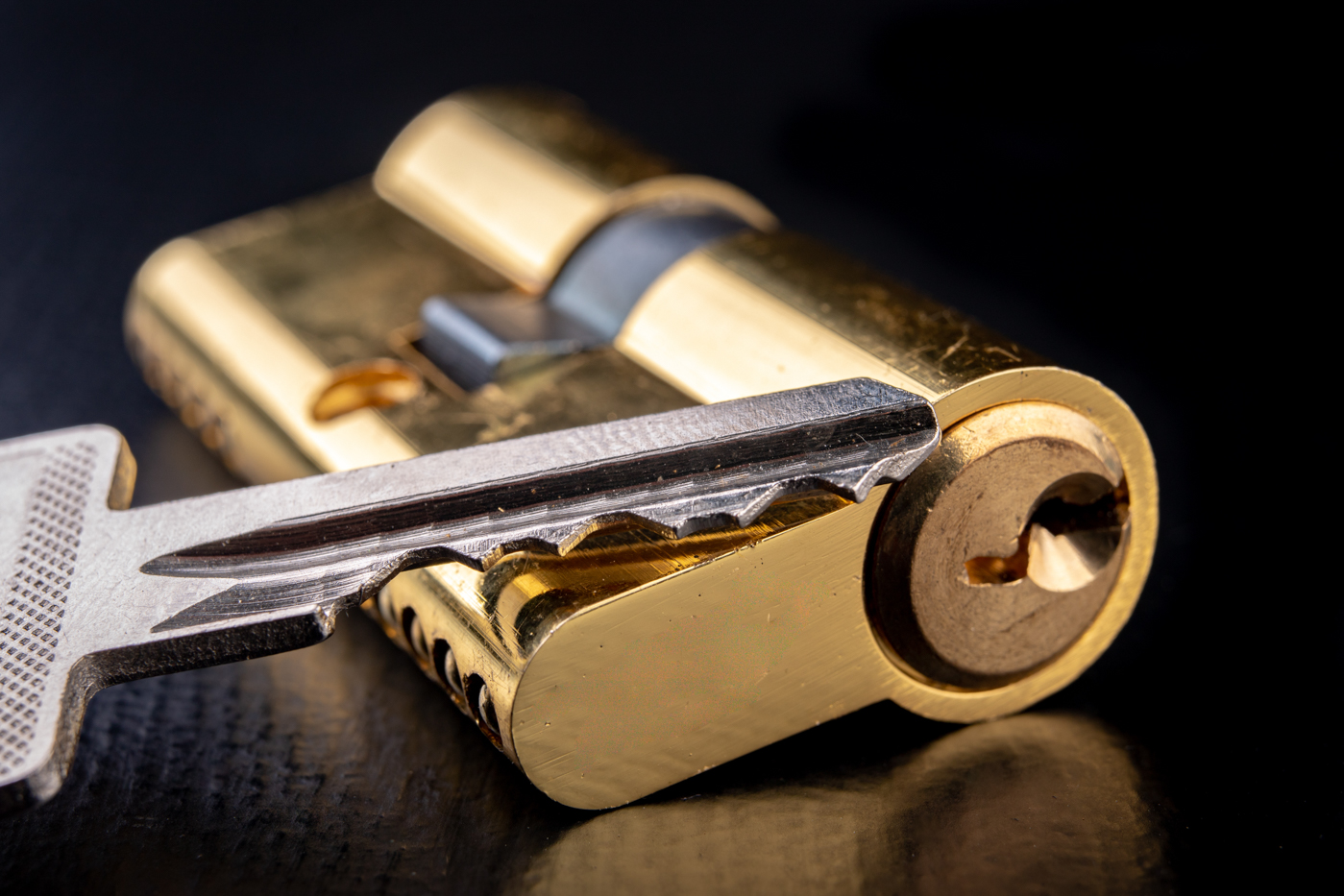 Brass pin tumbler lock and key with high security rating