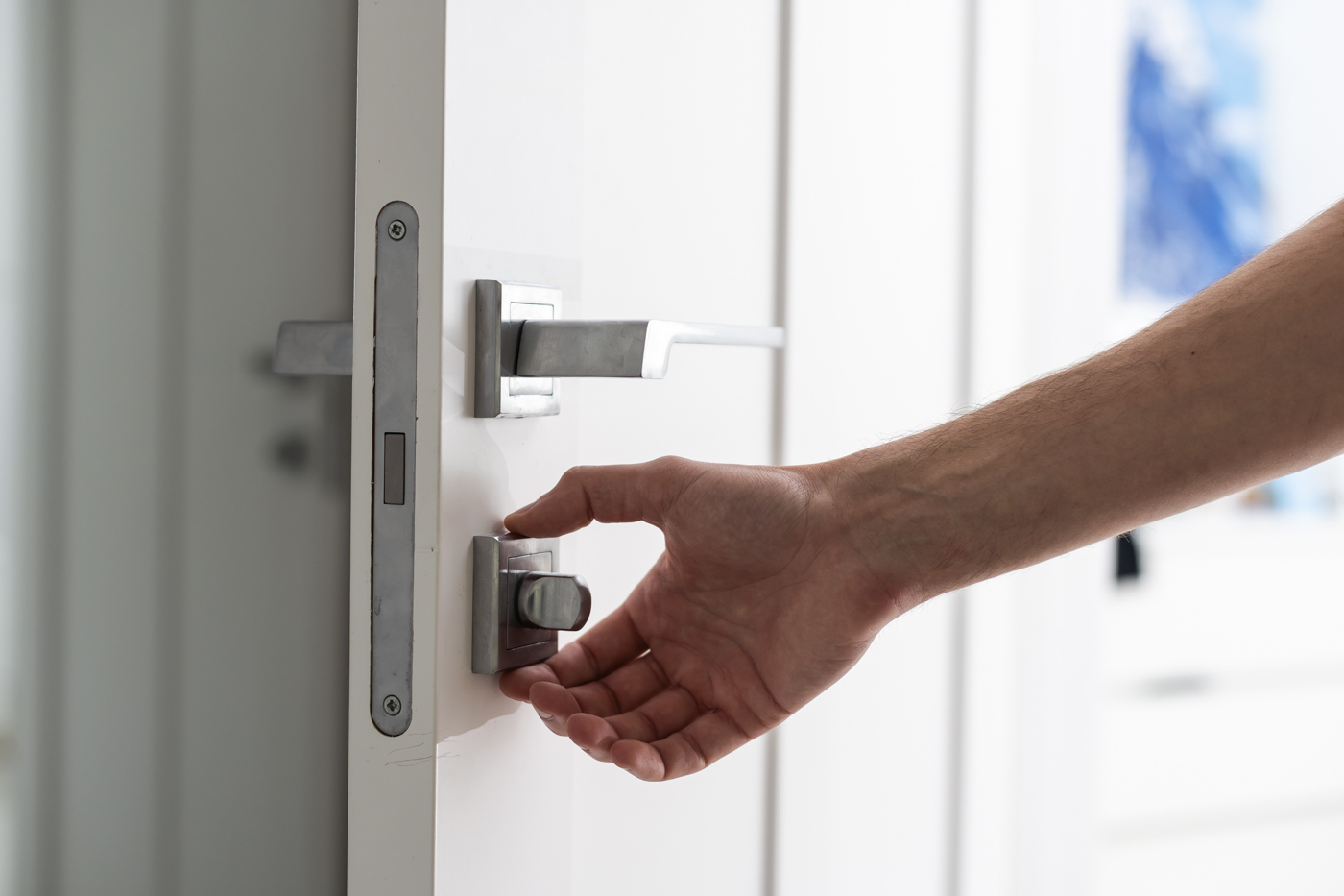 Hand turning deadbolt lock for home security